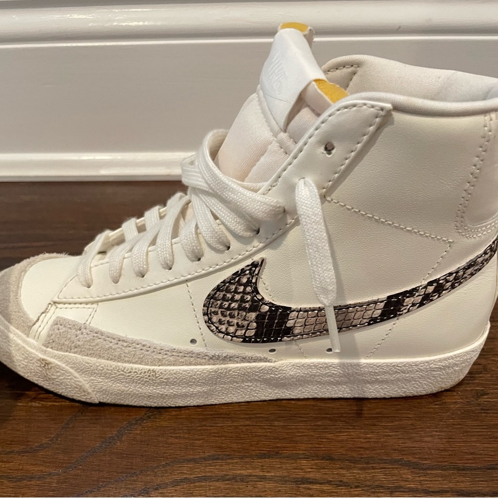 Nike Blazer Mid '77 White Grey Snake Sail Beige DA8736-100 Women’s Size 7